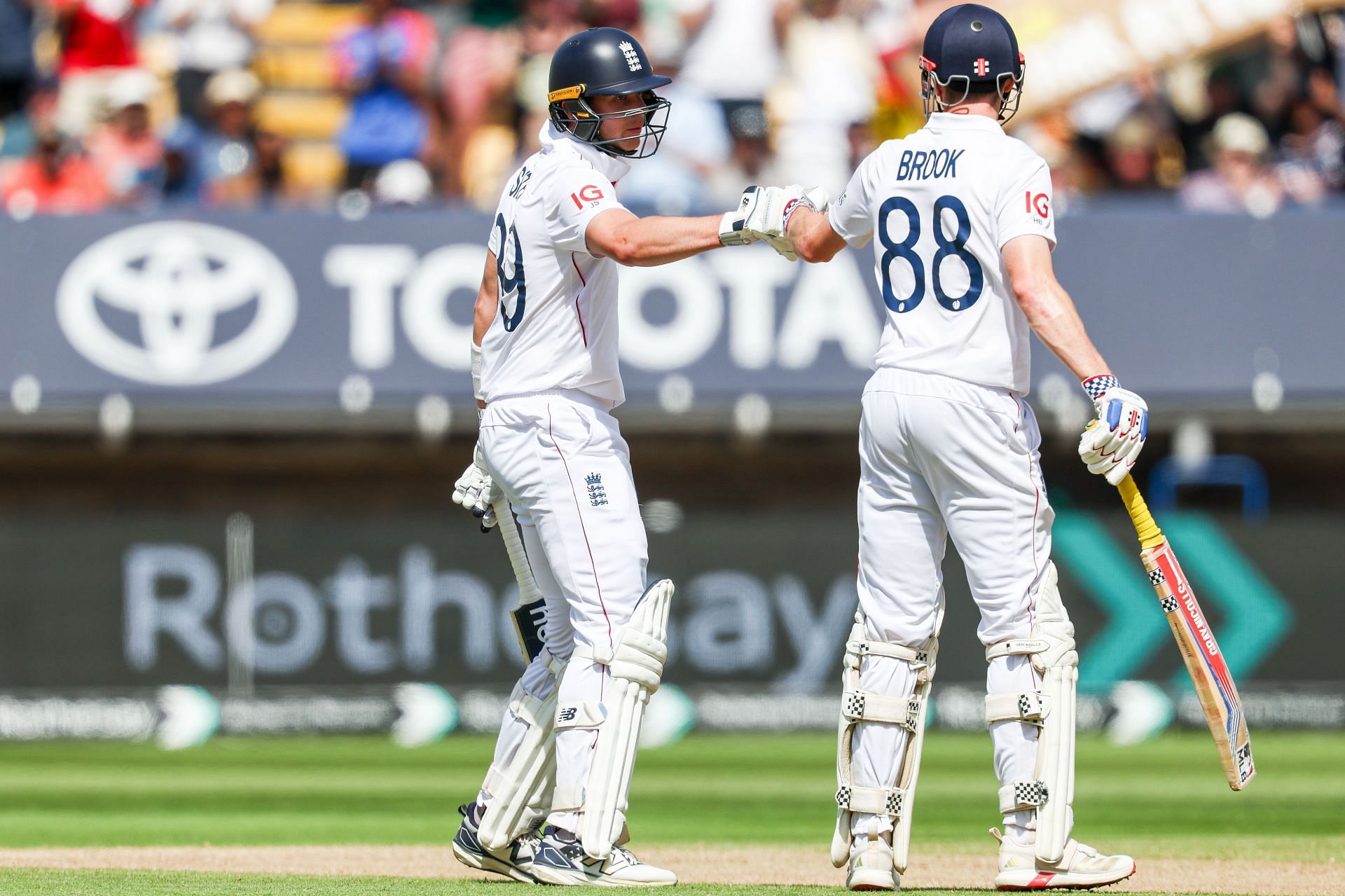 Jamie Smith and Harry Brook wiped out England's deficit significantly. (Credits: Getty)